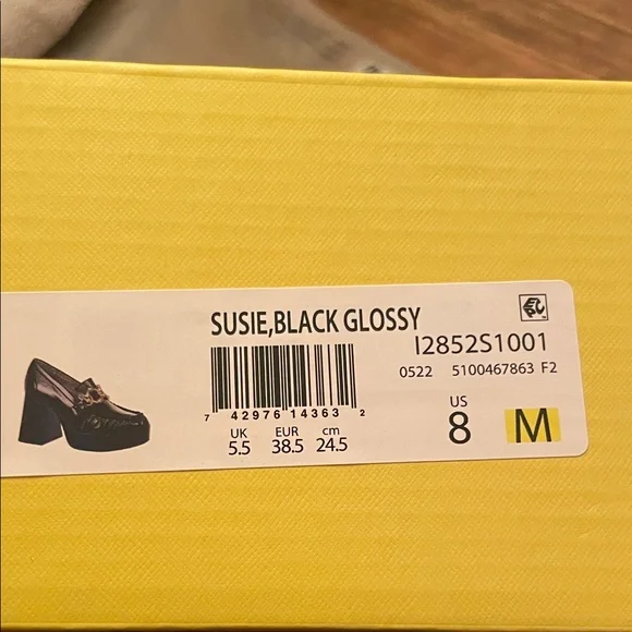 Elegant Black Loafers with Gold Chain Detail - Picture 6 of 6